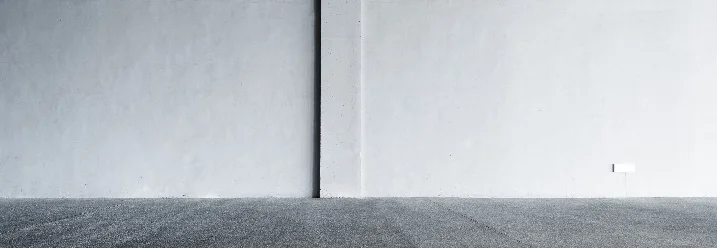 Leerer Raum mit Betonboden und -wand